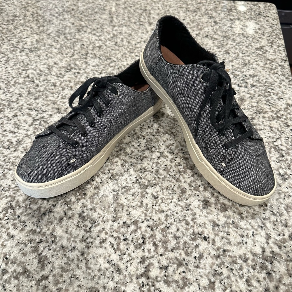 Toms size 7.5 black tweed lace up sneaker with cream sole.  EUC